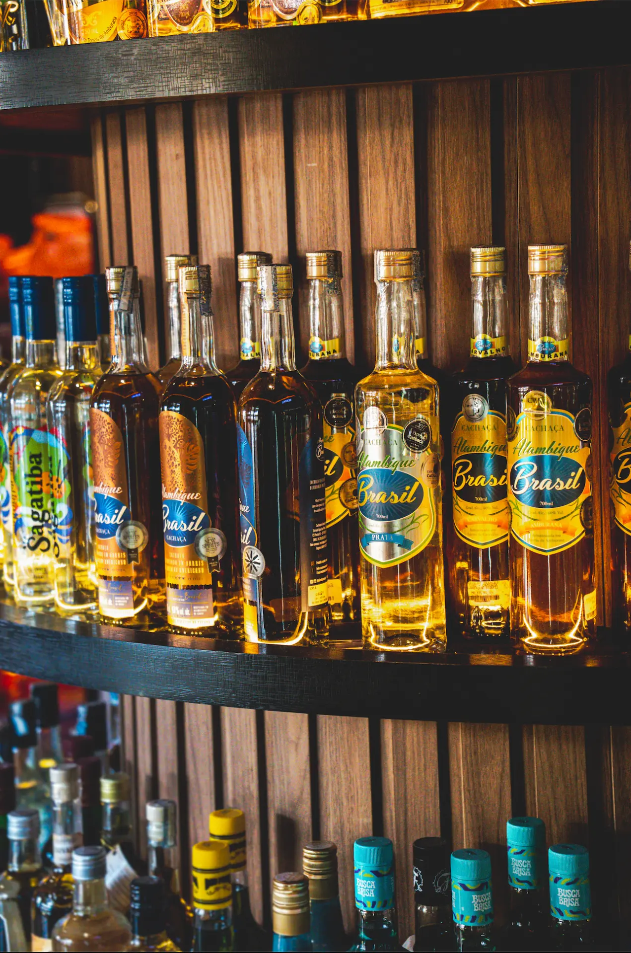 Prateleira com diferentes rótulos de cachaça na Nostro Ibiporã